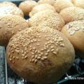 Bruine broodjes met sesamzaadjes en vlokken ([...]