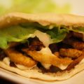Broodjes shoarma, sla en shoarmasaus