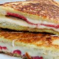 Awesome tosti: Kaas, salami, ei en barbecuesaus