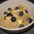 Quinoa ontbijt met verse ananas en blauwe bessen