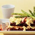 Roggebroodsandwich met eiersalade en aspergetips
