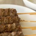 Kebab van lamsgehakt met een frisse saus
