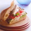 Turks brood met feta, paprika en sardines