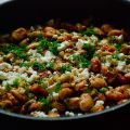 gebakken bonen met feta, zuring en sumak