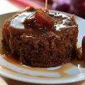 Sticky toffee pudding met warme toffeesaus