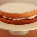 Biscuitgebak gevuld met aardbeienjam en slagroom