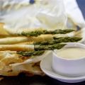 Asperges in brickdeeg met Tahini dressing