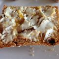Rozijnen-notenbrood met lemon curd en[...]