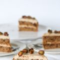 Koffie-kardemomcake met pistachenootjes