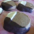 In chocolade gedoopte mokkakoekjes