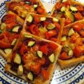 Plaattaart met tomaat, rode ui en courgette
