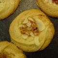 Spritskoekjes met karamel en amandelen[...]