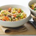 Bonte nasi goreng met prei en paprika