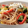 Spaghetti met wokgroente en geitenkaas