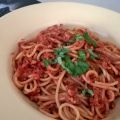 Spaghetti in een romige tomaten/basilicumsaus