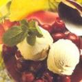 IJs met warme kersen en slagroom