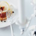 Pannenkoektaartje met zalm en Hollandaisesaus