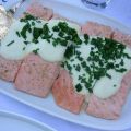 Gepocheerde koude zalm met mosterd-roomsaus