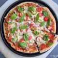 Vegetarische pizza met champignons en tomaat