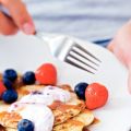 Pannenkoekjes met aardbei en bosbes
