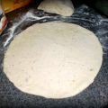Zelf pizza deeg maken.
