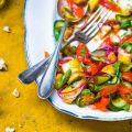 Salade met brood en komkommer