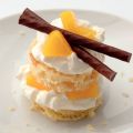 Torentje van bitterkoekjescake en perzik