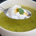 Gourgettesoep met korianderyoghurt