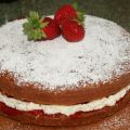Victoria Sponge Cake met slagroom en aardbeien