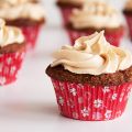 Sticky toffee cupcakes met karamelcrème
