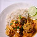 Kipgehaktballetjes met currysaus en rijst