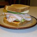 Sandwich met kalkoen, bacon en avocado