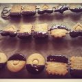 Koekjes gedoopt in pure chocolade