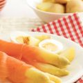 Witte asperges met zalm en ei