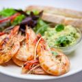 Verse gamba′s met avocadosalsa en paprikasalade