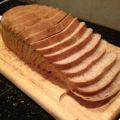 Licht bruinbrood uit de broodbakmachine