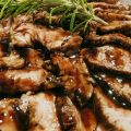 Kruidige varkenshaas in wijn-balsamicosaus
