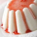 Griesmeelpudding met rodebessensaus