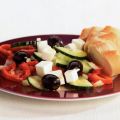 Griekse salade met geroosterde paprika