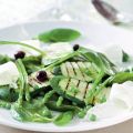 Voorjaarssalade met limoenolie en provolone