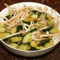 Oosterse komkommer salade met taugé