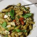 Pastasalade met mozzarella, basilicum en[...]
