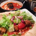 Wraps met restjes pastasaus, sla en kaas