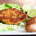 Wienerschnitzel met rode aardappel en sla
