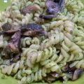 Pasta met doperwtpesto en champignons