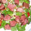 Groene salade met stukjes biefstuk