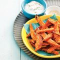 Zoete aardappelfrieten met blue-cheesedip
