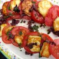 Tomaten-halloumi salade