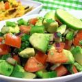 Salade van avocado, tomaat en paprika