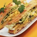 Naansandwich met kerriesalade en ei